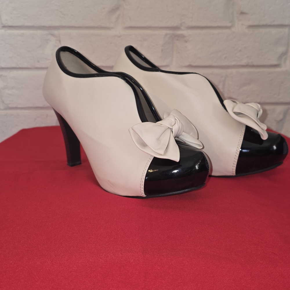 Chic Two-Tone Women's Heels with Bow Accent